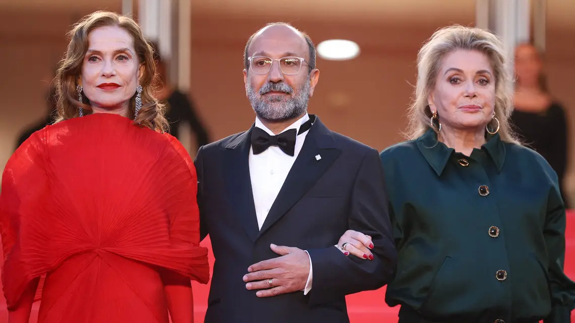 Isabelle Huppert, Asghar Farhadi i Catherine Deneuve podczas pokazu filmu „Historie równoległe” na festiwalu filmowym w Cannes , 14 maja 2026 r. // Fot. Valery Hache / AFP / East News 