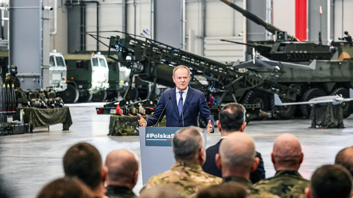 Donald Tusk podczas konferencji prasowej "SAFE - bezpieczna Polska" w zakładach zbrojeniowych PIT‑Radwar w Kobyłce pod Warszawą, 27 lutego 2026 r. // Fot. Jacek Marczewski / Agencja Wyborcza.pl