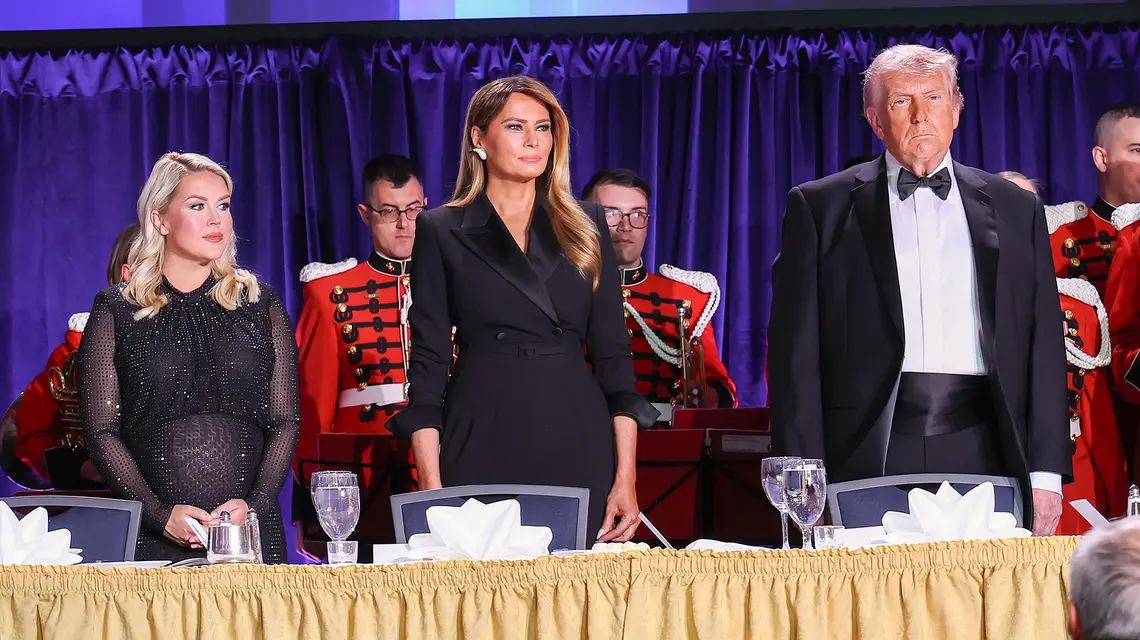 Karoline Leavitt rzeczniczka prasowa Białego Domu, w zaawansowanej ciąży, Melania Trump i prezydent USA na waszyngtońskiej gali, podczas której miała miejsce kolejna próba zamachu na Trumpa. 25 kwietnia 2026 r. // Fot. Kevin Mazur / Getty Images