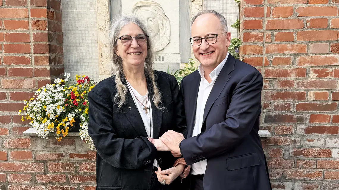 Patti Smith i o. Antonio Spadaro w ogrodzie klasztoru karmelitów bosych w Cannaregio (pawilon Stolicy Apostolskiej na 61. Biennale Sztuki Współczesnej w Wenecji), 8 maja 2026 r. // Fot. archiwum prywatne