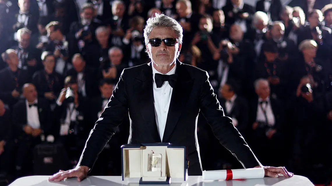 Paweł Pawlikowski z nagrodą za reżyserię filmu „Ojczyzna” na festiwalu filmowym w Cannes, 23 maja 2026 r. // Fot. Gonzalo Fuentes / Reuters / Forum