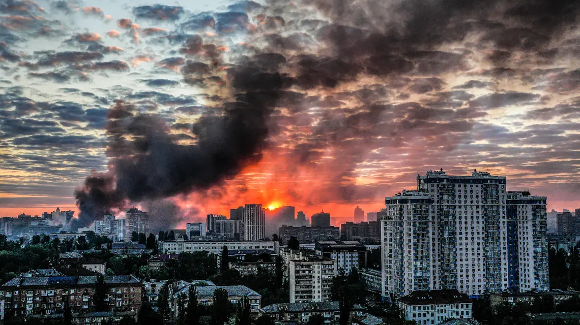 Kijów po rosyjskim ataku, 24 maja 2026 r. // Fot. Zoya Shu / AP / East News