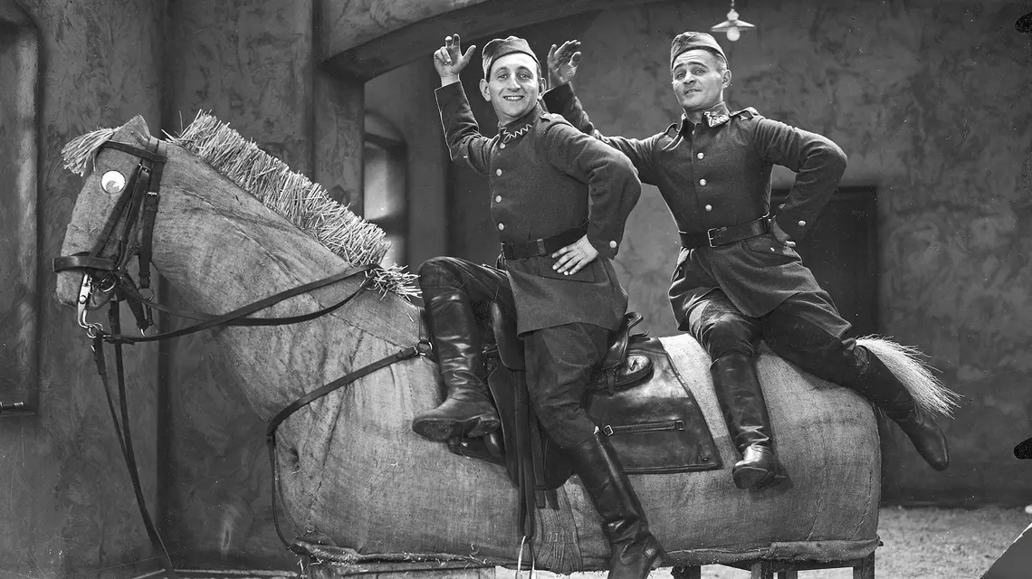 Kazimierz Krukowski jako Lopek (z lewej) i Adolf Dymsza jako Felek w filmie „Ułani, ułani, chłopcy malowani”, 1931 r. // Narodowe Archiwum Cyfrowe