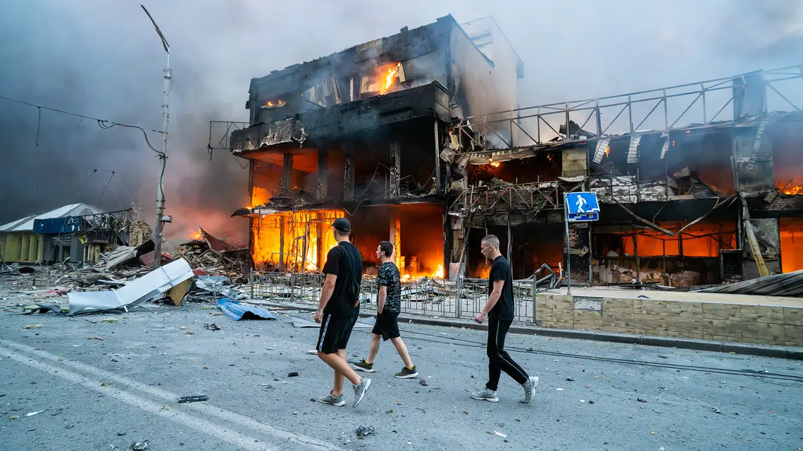 Zniszczenia po rosyjskim ataku rakietowym na Kijów. 24 maja 2026 r. // Fot. Arif Murat / Getty Images