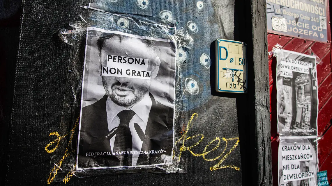 Plakat z podobizną Aleksandra Miszalskiego podczas protestu przeciwko gentryfikacji dzielnicy Kazimierz. 1 marca 2026 r. // Fot. Beata Zawrzel / Reporter
