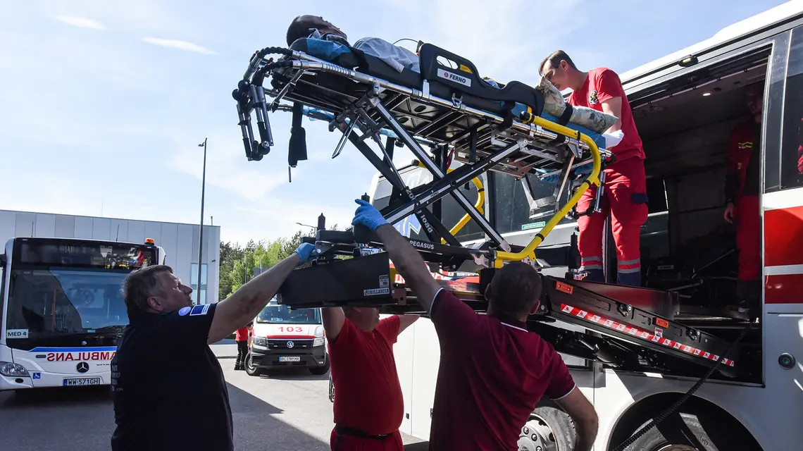Wyładunek pacjenta z Ukrainy z autokaru-ambulansu w hubie medycznym w Jasionce. 5 maja 2026 r. // Fot. Jacek Taran