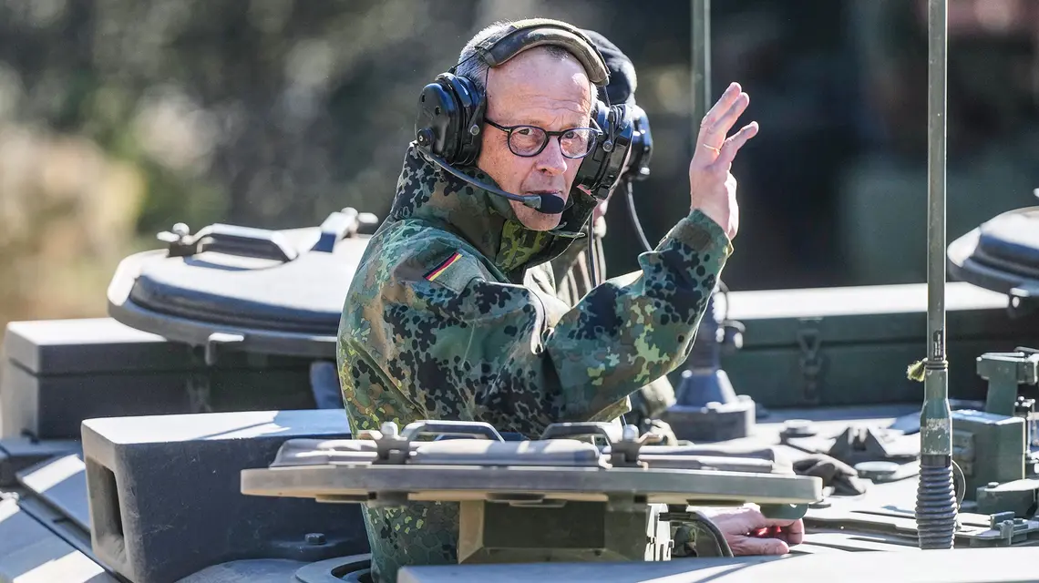 Friedrich Merz chce radykalnie zwiększyć wydatki Niemiec na obronność. Na zdjęciu: kanclerz wizytuje bazę Bundeswehry Münster, 30 kwietnia 2026 r. // Fot. Markus Schreiber / Associated Press / East News 