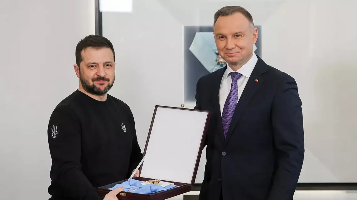 Wołodymyr Zełenski odbiera Order Orła Białego od prezydenta Andrzeja Dudy. Warszawa, 5 kwietnia 2023 r. // Fot. Grzegorz Jakubowski / materiały prasowe KPRP