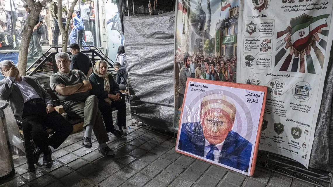 Ogródek kawiarni w Teheranie i tarcza do rzutek z portretem Donalda Trumpa. Iran, 22 maja 2026 r. // Fot. Morteza Nikoubazl / Getty Images