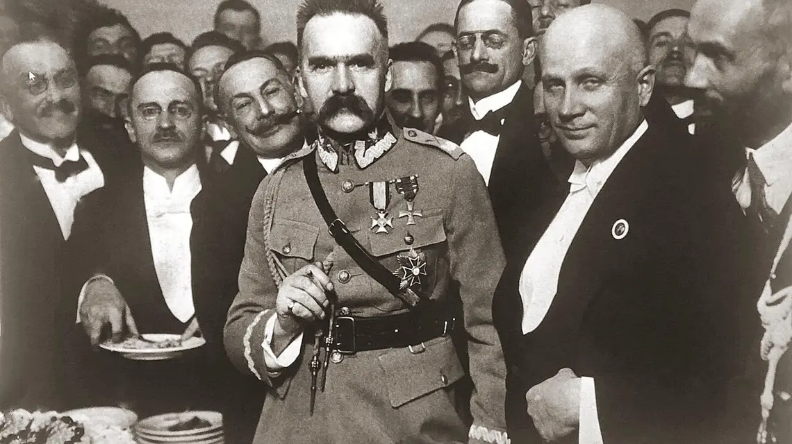 Marszałek Józef Piłsudski w warszawskim hotelu Bristol ogłasza wycofanie się z działalności politycznej. Zdjęcie zrobione w lipcu 1923 roku // Źródło: Wikimedia