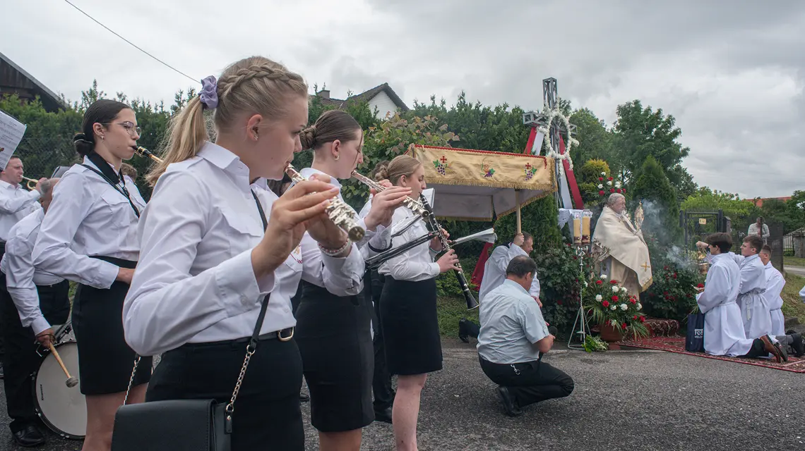 Parafialna orkiestra dęta w Leńczach podczas procesji Bożego Ciała. Leńcze, 4 czerwca 2026 r. // Fot. Jacek Taran