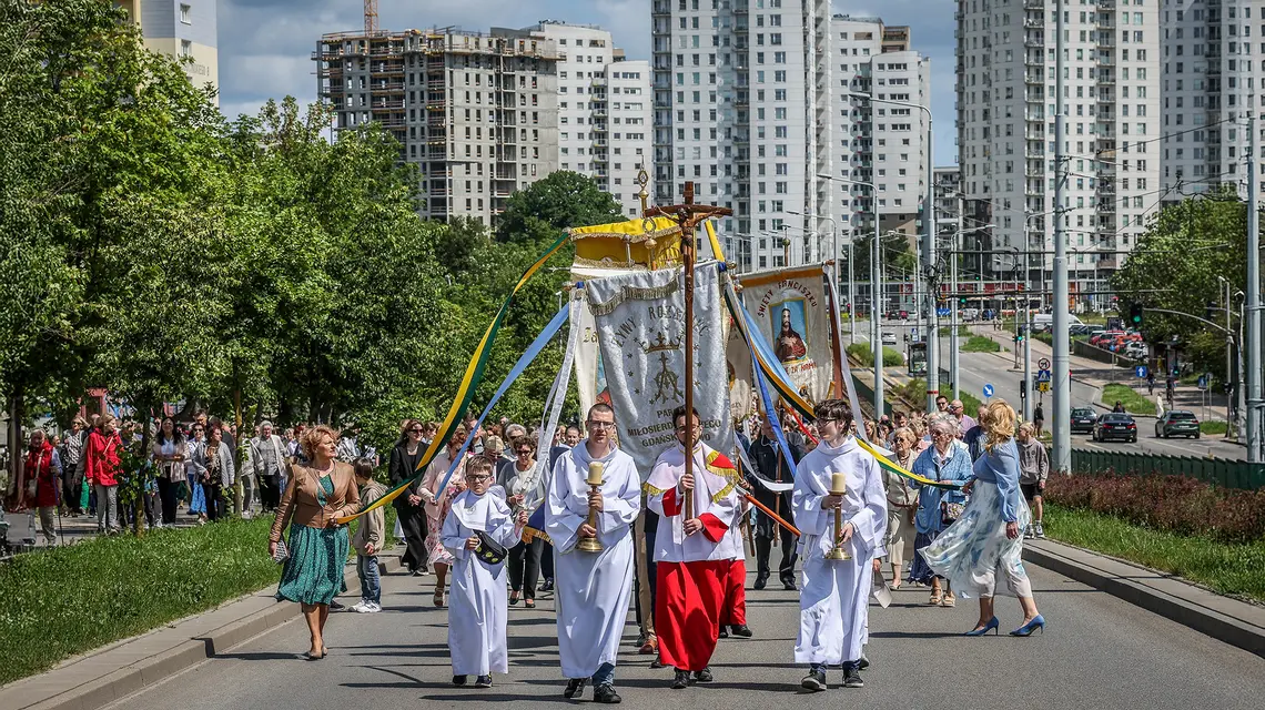 Procesja Bożego Ciała na osiedlu Piecki-Migowo w Gdańsku. 19 czerwca 2025 r. // Fot. Karolina Misztal / Reporter