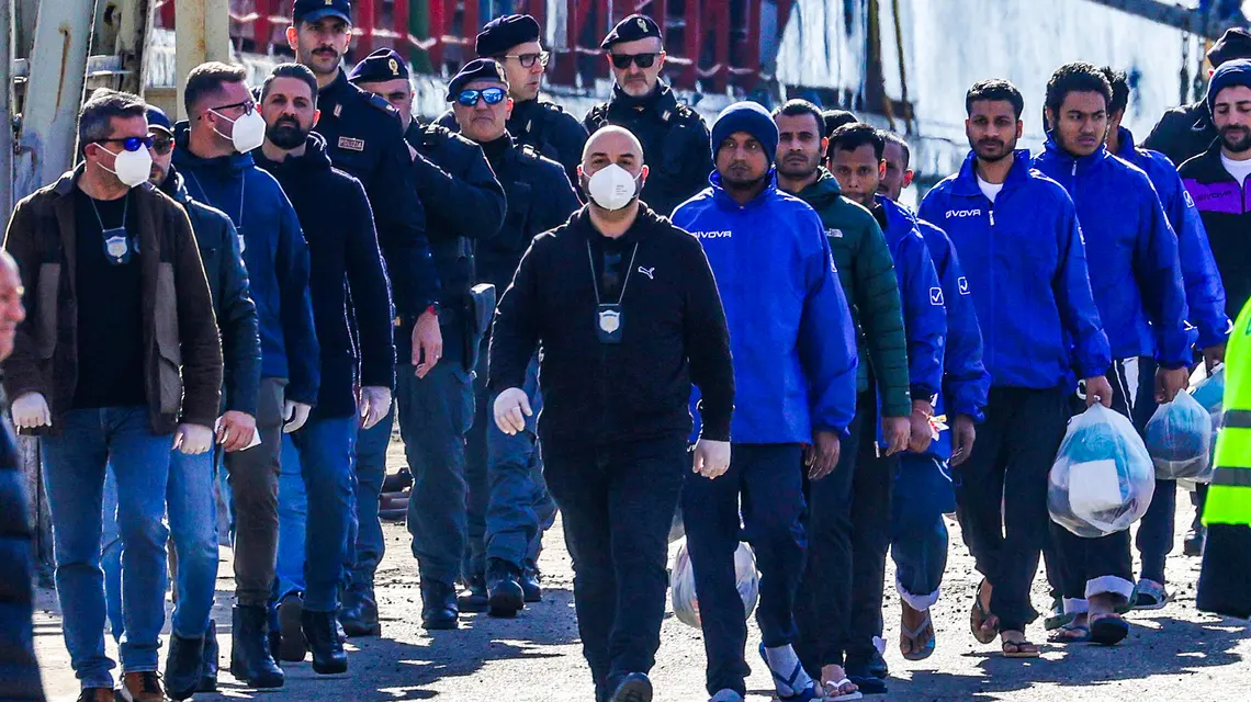 Migranci przywiezieni do portu w Shëngjin w Albanii, dokąd Włochy skierowały 49 osób do ośrodków recepcyjnych w ramach umowy między Włochami a Albanią o prowadzeniu procedur azylowych poza UE, 28 stycznia 2025 r. // Fot. Armando Babani / Matrix / Imago / East News 