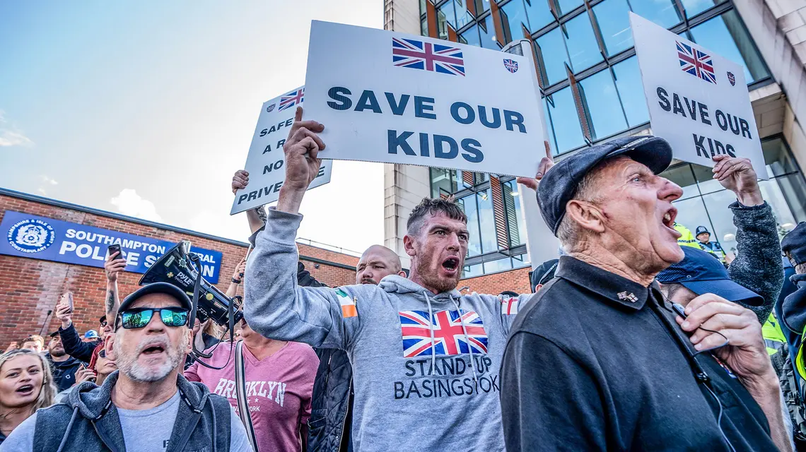 Protest przed komisariatem policji w Southampton, 2 czerwca 2026 r. // Lab Mo / SOPA Images / Shutterstock / Est News 