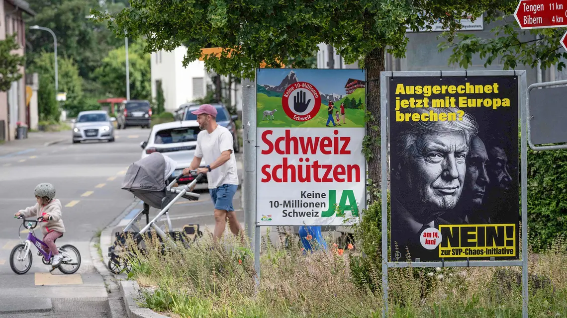„Chrońmy Szwajcarię!” kontra „Akurat teraz mamy zrywać z Europą?”: plakaty za i przeciw inicjatywie prawicowej partii SVP, która na drodze referendum chce radykalnie ograniczyć imigrację. Gmina Thayngen w kantonie Szafuza, 1 czerwca 2026 r. // Fot. Sebastien Bozon / AFP / East News 