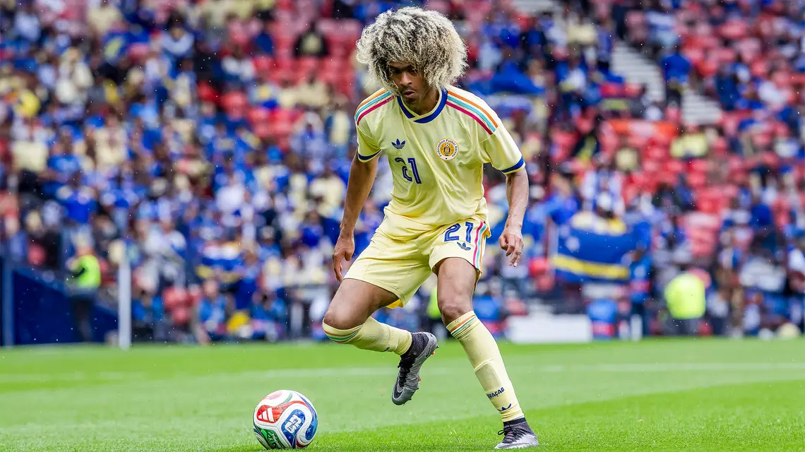 Reprezentant Curacao Tahith Chong w wyjazdowej koszulce swojej drużyny - jednej z najbardziej poszukiwanych przez kibiców tegorocznego mundialu, podczas meczu towarzyskiego ze Szkocją. Glasgow, 30 maja 2026 r. // Fot. Colin Poultney / imago sport / Forum