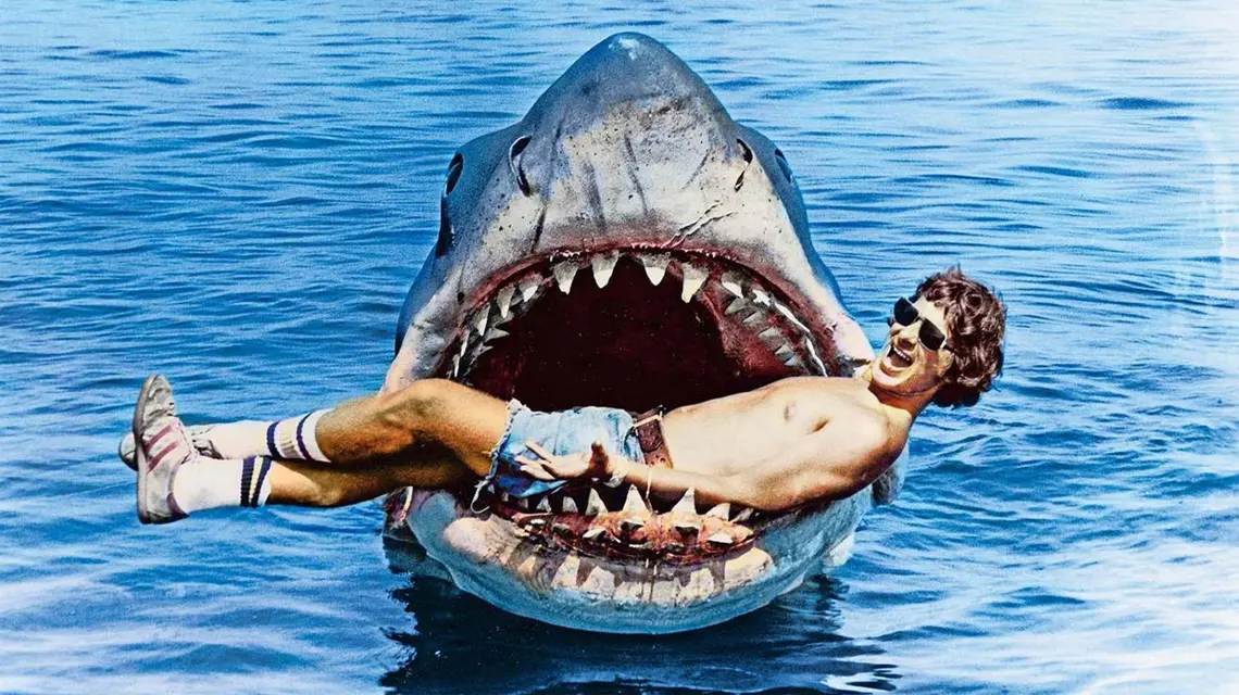 Steven Spielberg na planie filmu „Szczęki”, 1975 r. // Pictorial Press Ltd / Alamy / BE&W