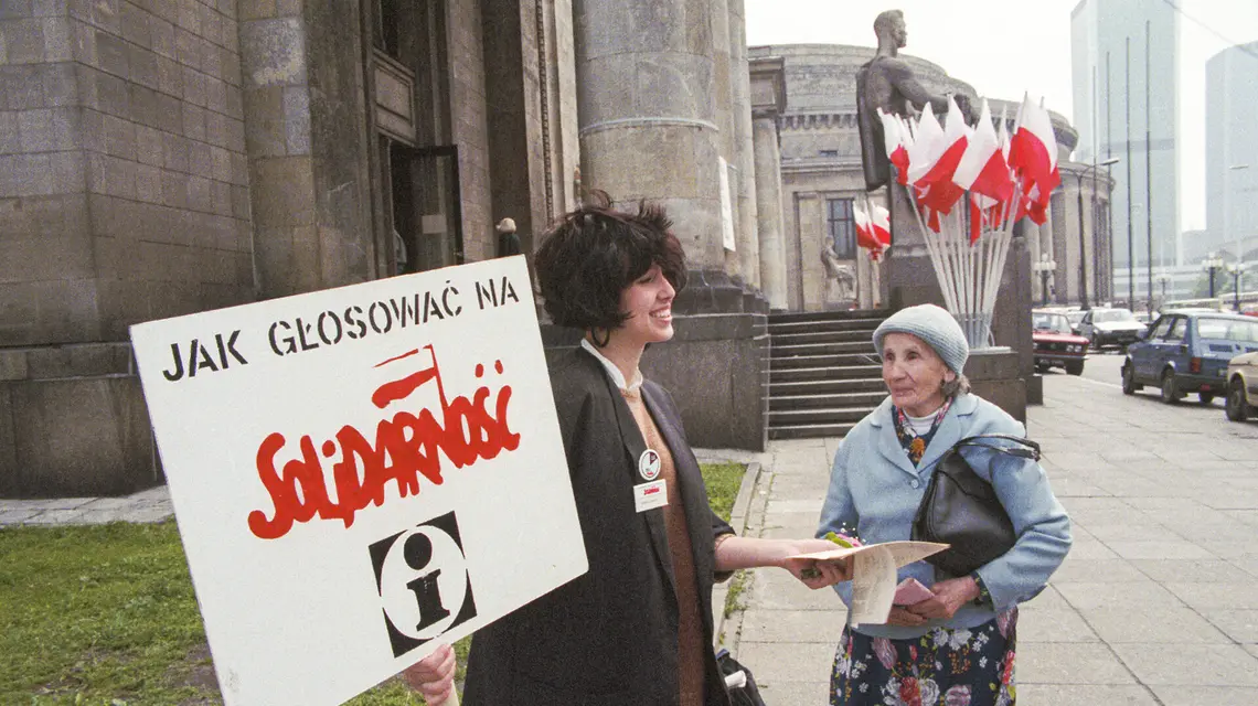 Wybory parlamentarne do Sejmu Kontraktowego. Punkt informacyjny Komitetu Obywatelskiego Solidarność przed Pałacem Kultury i Nauki. Warszawa, 4 czerwca 1989 r. // Fot. Ireneusz Sobieszczuk / PAP