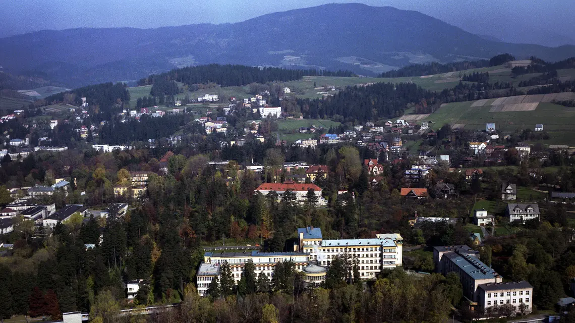 Widok na Śląski Ośrodek Rehabilitacji Dzieci im. W. Pstrowskiego (od 1990 roku Górnośląski Ośrodek Rehabilitacji Dzieci im. A. Szebesty) przy Dietla 5 w Rabce. Zdjęcie lotnicze z lat 1986-1987 // Fot. I.Sobieszczuk i L.Wróblewski / East News