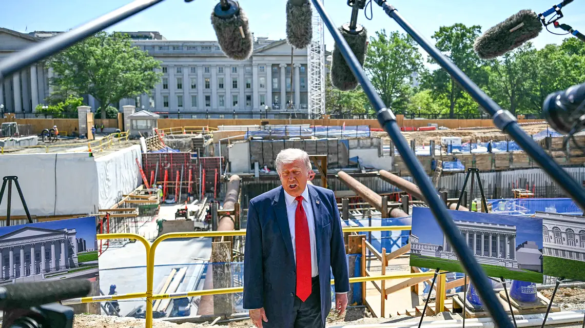 Donal Trump prokazuje projekty swojej sali balowej na placu budowy. Waszyngton, 19 maja 2026 r. // Fot. Kent Nishimura / AFP / East News 