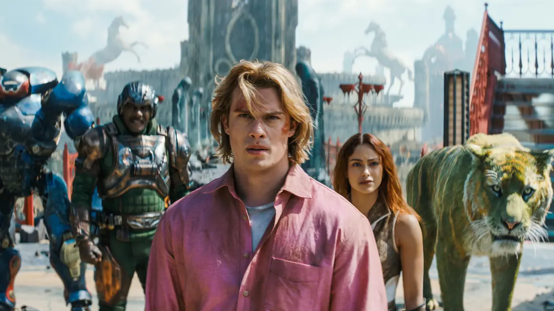 Od lewej Roboto (Kristen Wiig), Man At Arms (Idris Elba), Adam (Nicholas Galitzine), Teela (Camila Mendes) i Cringer w filmie „Władcy Wszechświata”, reż. Travis Knight // Amazon MGM Studios