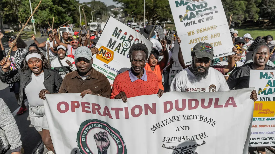 W ostatnich tygodniach w całej RPA odbywały się marsze przeciwko imigrantom. Na zdjęciu: demonstracja zorganizowana przez ruchy Operation Dudula i March and March. Durban, 20 maja 2026 r. // Fot. Rajesh Jantilal / AFP / East News