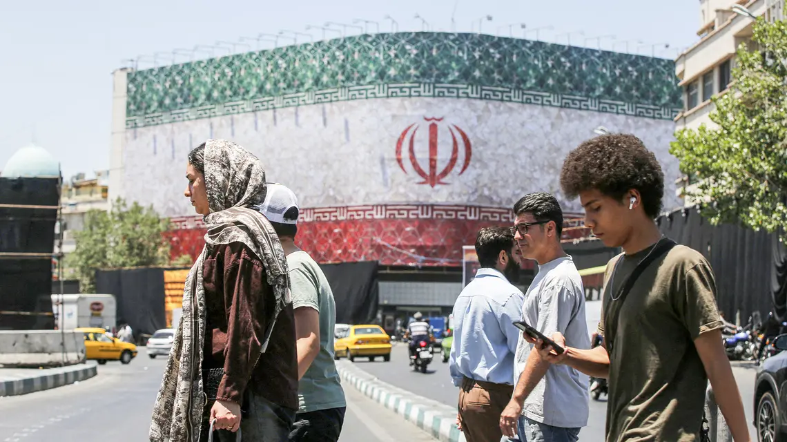 Życie codzienne w Teheranie. Ogromny billboard z irańską flagą Iranu na placu Enghelab. Teheran, 15 czerwca 2026 r. // Fot. Fatameh Bahrami / AFP / East News