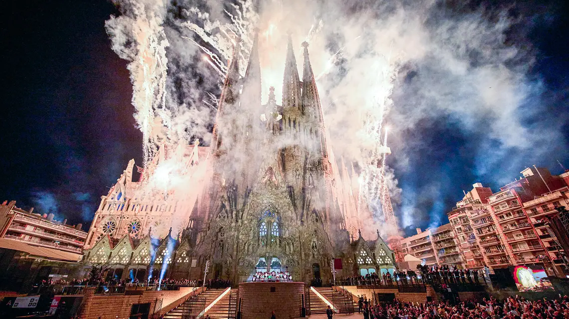 Pokaz sztucznych ogni podczas poświęcenia wieży Jezusa Chrystusa przez papieża Leona XIV w bazylice Sagrada Família. Barcelona, 10 czerwca 2026 r. // Emilio Morenatti / AP / East News