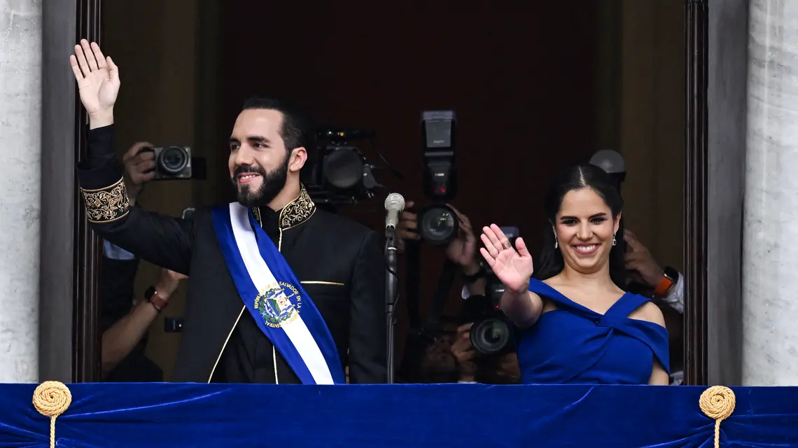 Prezydent Salwadoru Nayib Bukele z żoną Gabriela Rodriguez podczas inauguracji drugiej kadencji. San Salwador, 1 czerwca 2024 r. // Fot. Marvin Recinos / AFP / East News