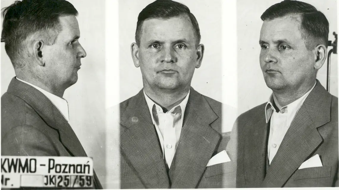 Zdjęcie poety i dziennikarza Konrada Doberschuetza wykonane przez SB tuż po jego aresztowaniu w lutym 1959 r. // IPN