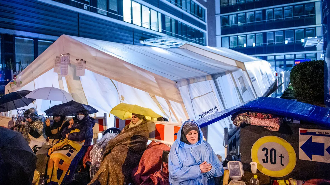 Olga, uciekinierka z Ukrainy, czeka wraz z innymi uchodżcami przed Urzędem ds. Migracji w Hamburgu, 15 marca 2022 r. // Fot. Gregor Fischer / dpa / PAP 