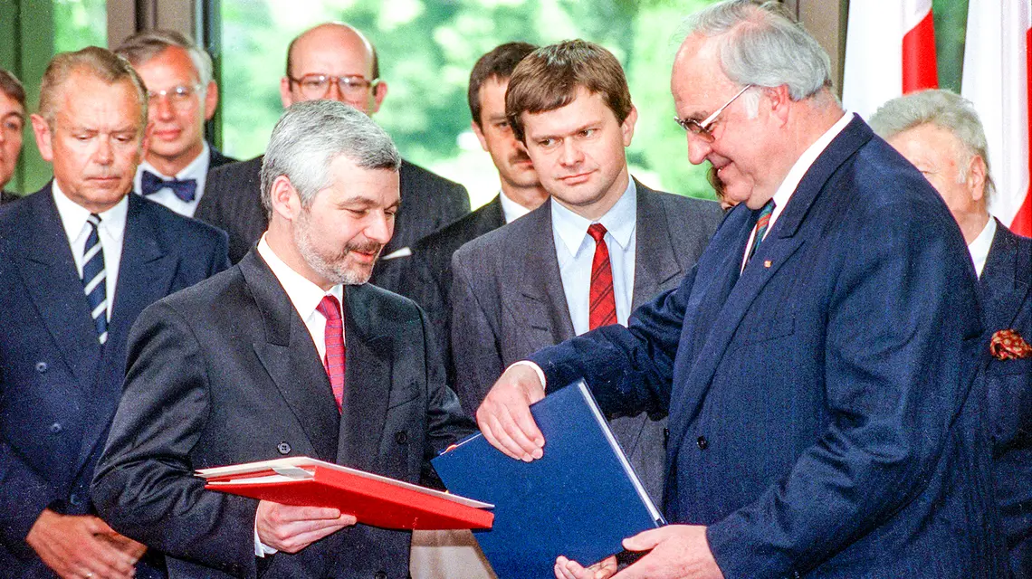 35 lat temu Niemcy zadeklarowały wsparcie dla Polski w jej drodze do struktur Zachodu. Na zdjęciu: premier Jan Krzysztof Bielecki i kanclerz Helmut Kohl po podpisaniu traktatu. Bonn, 17 czerwca 1991 r.// Fot. Michael Jung / dpa / PAP 