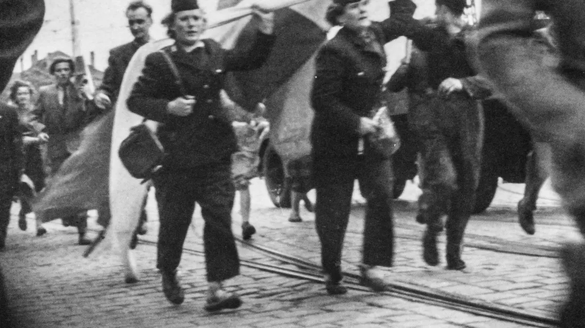 Konduktorki Stanisława Sobańska i Helena Przybyłek maszerujące w pochodzie, 28 VI 1956 r. // IPN