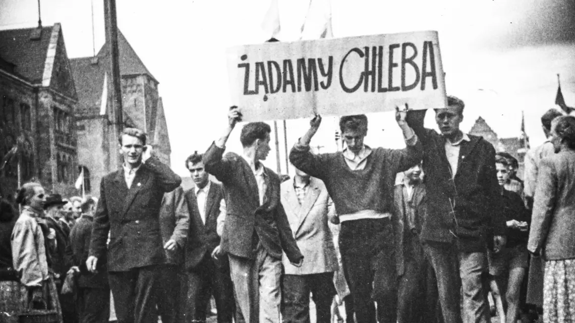 Robotnicy niosący transparent z hasłem „Żądamy chleba”, ul. Czerwonej Armii (dziś ul. Święty Marcin), 28 VI 1956 r. // IPN