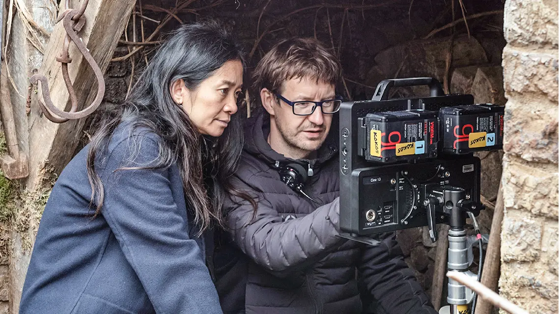 Łukasz Żal z reżyserką Chloé Zhao na planie filmu „Hamnet” // Fot. Agata Grzybowska