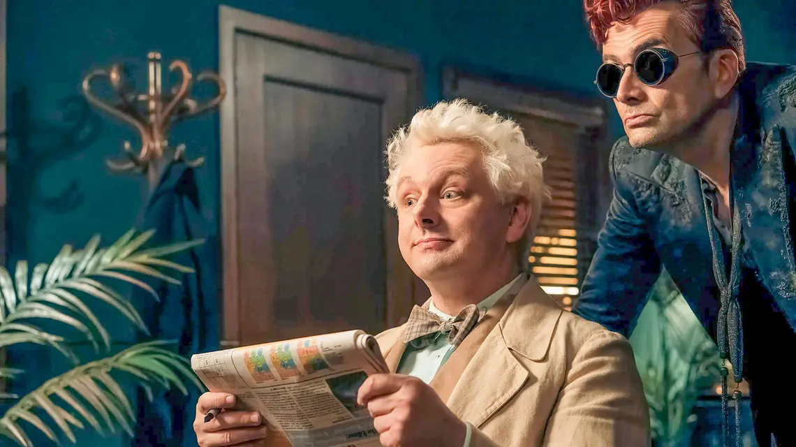 Michael Sheen jako Azirafal i David Tennant jako Crowley w serialu DOBRY OMEN, sezon 3, reż. Rachel Talalay, Amazon Prime // materiały prasowe