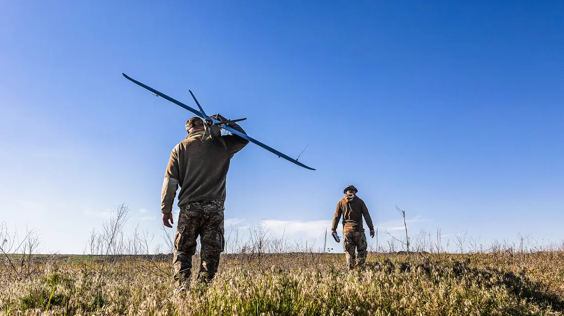 Żołnierze ukraińskiego wywiadu lotniczego z dronami na linii frontu w rejonie Bachmutu. Ukraina, 10 maja 2024 r. // Fot. AA/ABACA / Abaca Press / Forum