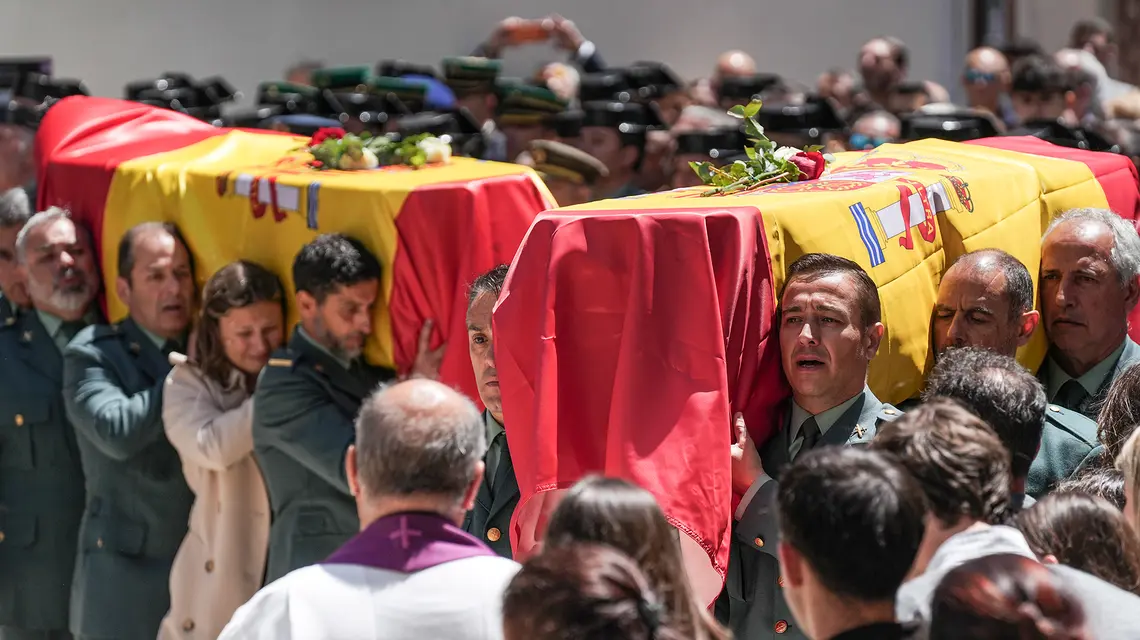 Pogrzeb dwóch funkcjonariuszy Guardia Civil, którzy zginęli na służbie podczas pościgu za łodzią narkotykową wzdłuż wybrzeża Huelvy. 9 maja 2026 r. // Fot. María José López / AP / East News