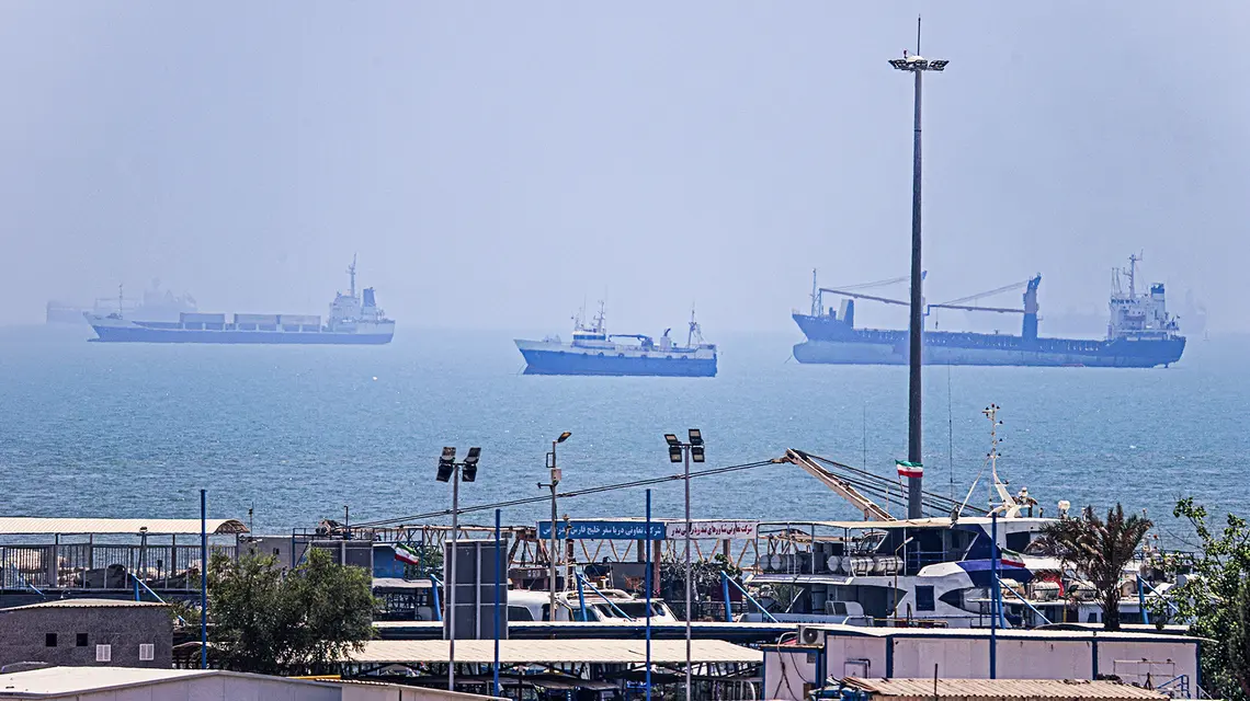 Statki w cieśninie Ormuz. Bandar Abbas, Iran, 18 czerwca 2026 r. // Fot. Amirhossein Khorgooei / ISNA / AFP / East News