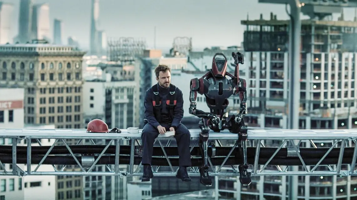 Scena z serialu Westworld (2016-2022), podejmującego tematyką dochodzenia sztucznej inteligencji do świadomości. Aaron Paul jako Caleb Nichols, obok robota George'a, w futurystycznym Los Angeles. // Fot. HBO