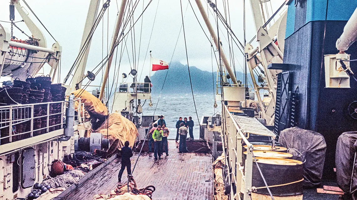 Trawler „Tazar” opływa przylądek Horn, styczeń 1976 r. // Fot. Maciej Krzeptowski 