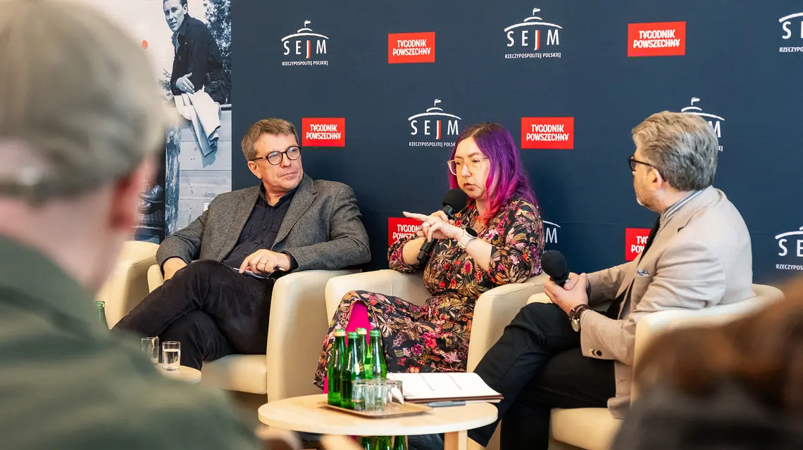 Jacek Stawiski, prof. Karolina Ćwiek-Rogalska i prof. Eryk Krasucki na konferencji „Ziemie Zachodnie i Północne”, zorganizowanej przez „Tygodnik Powszechny” i Sejm RP. Warszawa, 15 czerwca 2026 r. // Fot. Bartosz Nehring / Kancelaria Sejmu