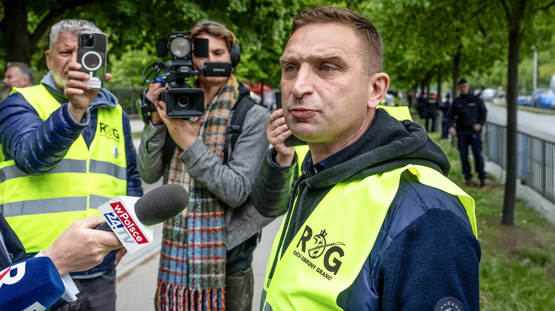Robert Bąkiewicz przed Kancelarią Prezesa Rady Ministrów. Warszawa, 19 maja 2026 r. // Fot. Tomasz Barański / Reporter