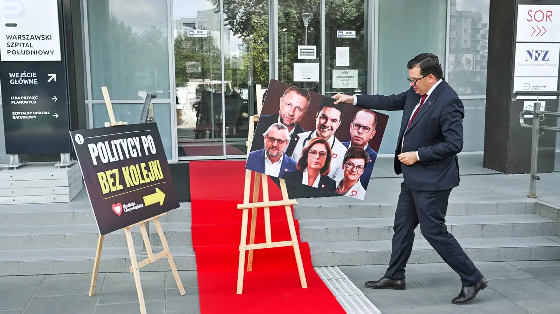 Poseł Prawa i Sprawiedliwości Łukasz Kmita po konferencji prasowej przed Szpitalem Południowym w Warszawie, w którym pracował Dawid Kacprzyk. 17 czerwca 2026 r. // Fot. Radek Pietruszka / PAP
