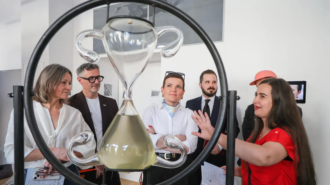 Ministra kultury Marta Cienkowska (w środku) na wernisażu wystawy "Linia brzegowa" w galerii "Okno na Kulturę" w Warszawie. 19 czerwca 2026 r. // Fot. Paweł Supernak / PAP