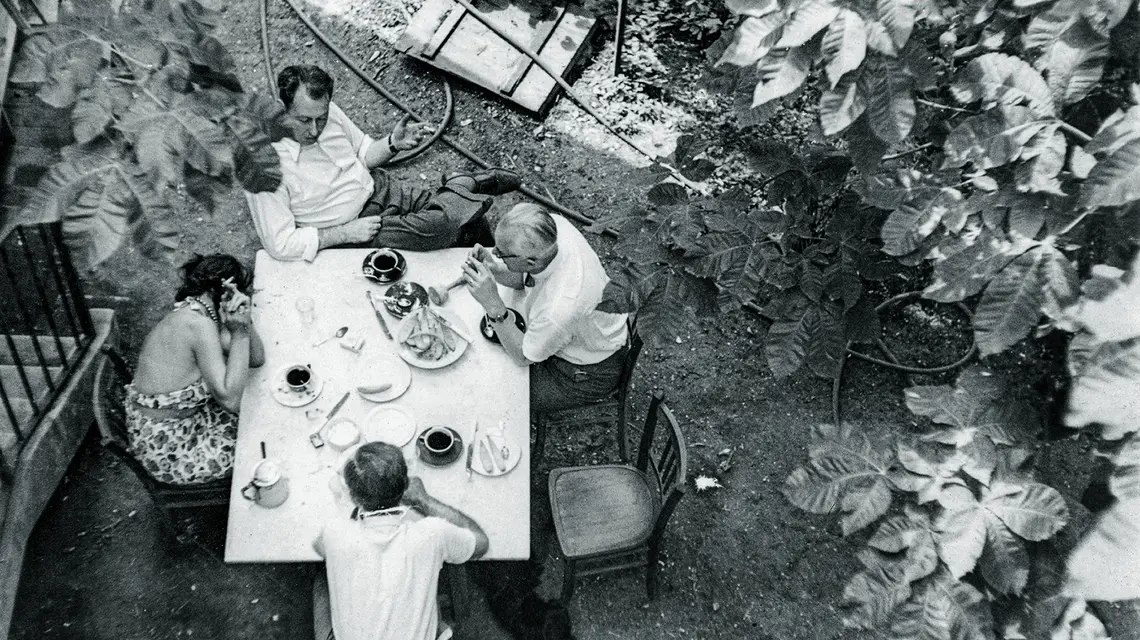 Kawa przy stole w pierwszej paryskiej siedzibie „Kultury” przy Avenue Corneille. Od lewej Zofia Hertz, Zygmunt Hertz, Stanisław Stempowski, tyłem Jerzy Giedroyc, 1949 r. // Zbiory Instytutu Literackiego „Kultura”