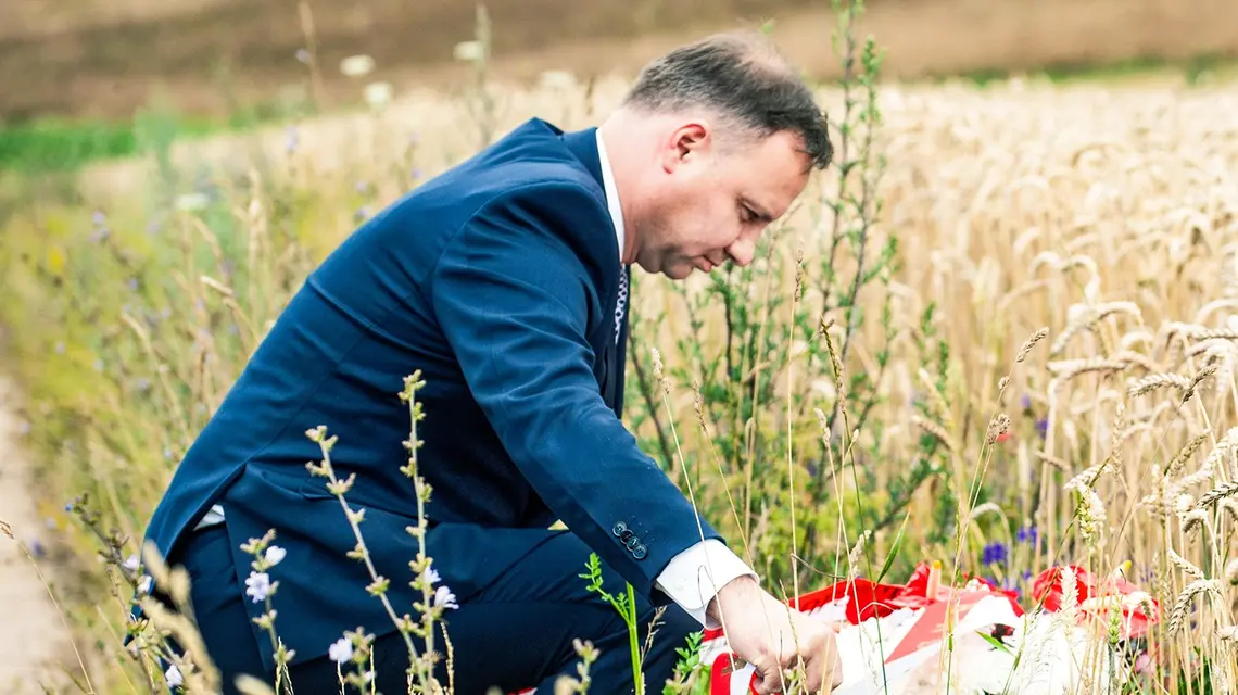 Prezydent Andrzej Duda składa kwiaty w miejscu nieistniejącej dziś polskiej wsi Pokuta, podczas obchodów 75. rocznicy rzezi wołyńskiej. Łuck, 8 lipca 2018 r.