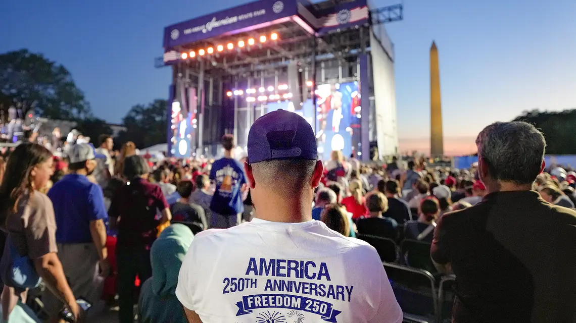 Transmisja przemówienia Donalda Trumpa podczas inauguracji obchodów 250-lecia USA na National Mall w Waszyngtonie. Do 10 lipca mają tutaj miejsce liczne koncerty, pokazy wojskowe czy wystawy. 24 czerwca 2026 r. // Fot. Al Drago / Getty Images 