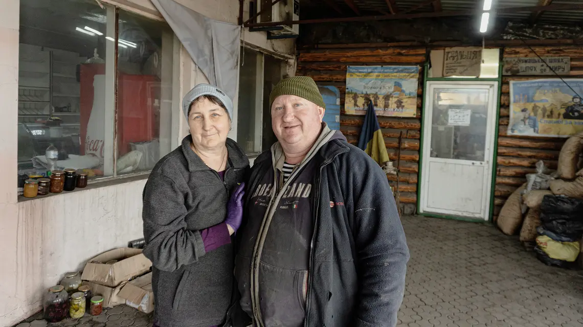Anatolij wraz ze swoją krewną, Ljubą, przed wejściem do „Czumackiego Szlaku”. // Fot. Antonina Palarczyk