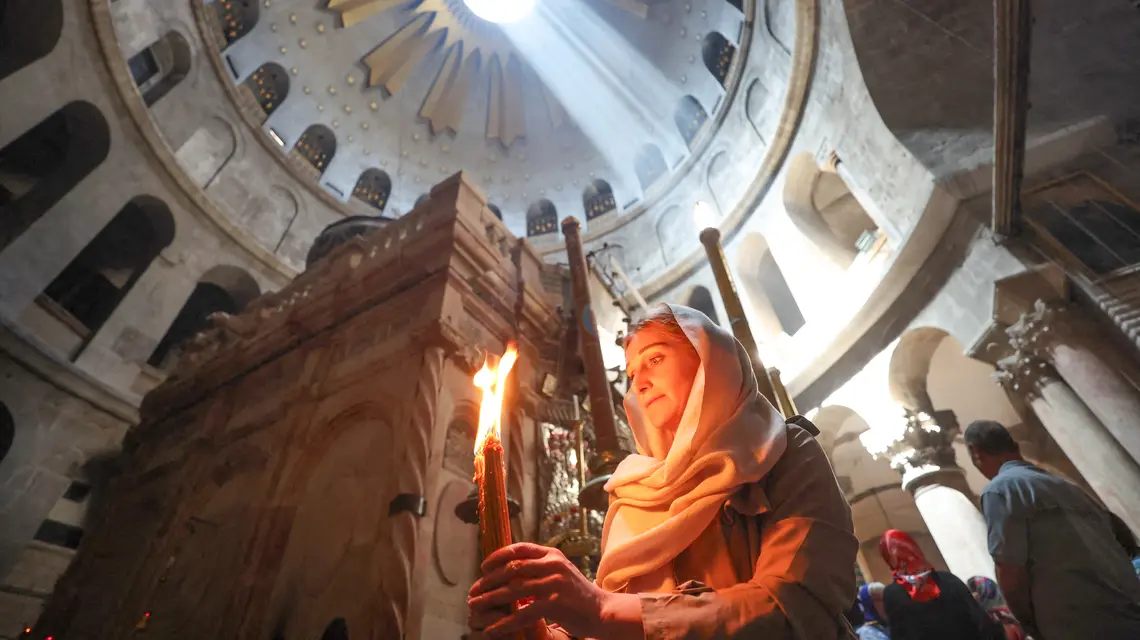 Modlitwa po śmierci papieża Franciszka w Bazylice Grobu Świętego w Jerozolimie, 21 kwietnia 2025 r. // Fot. Saeed Qaq / Anadolu / AFP / East News 